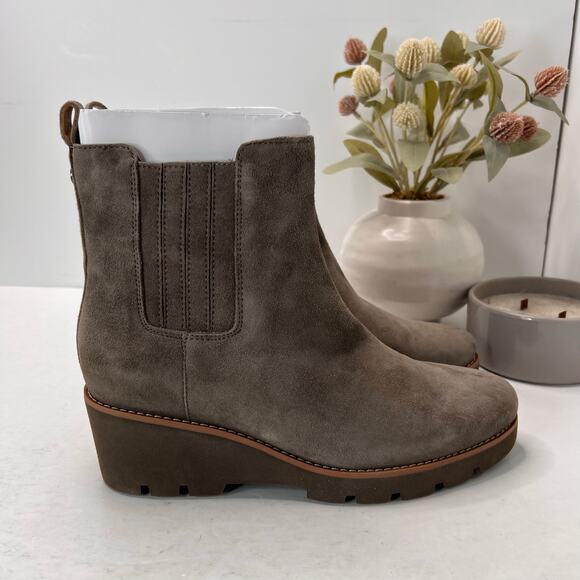 Vionic Aria Waterproof Suede Wedge Ankle Booties Taupe Women's 9M NWOB - Picture 3 of 11